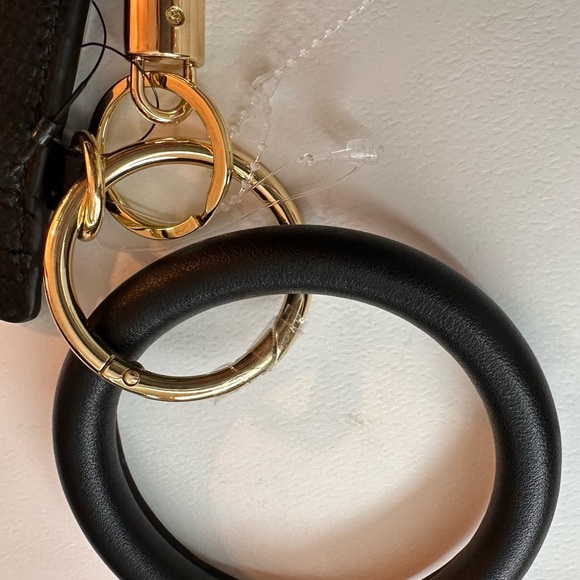 Black bracelet with a gold o- ring for car keys and credit card holder. - Picture 5 of 6